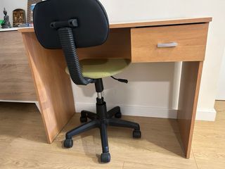 Escritorio de madera y silla con ruedas