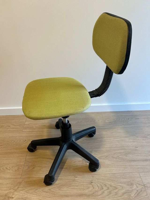 Escritorio de madera y silla con ruedas