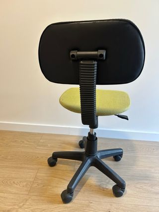 Escritorio de madera y silla con ruedas