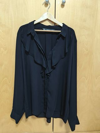 Blusa negra con volantes
