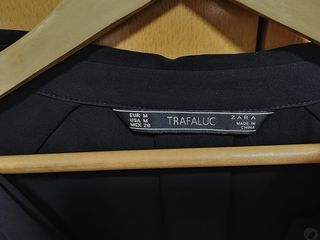 Blusa negra con volantes