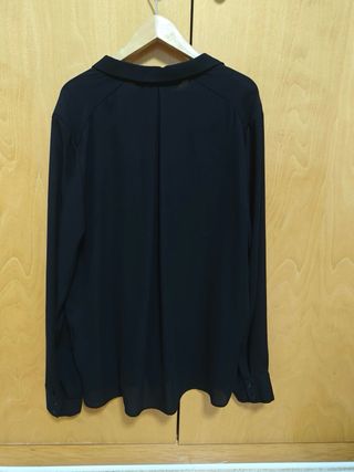 Blusa negra con volantes