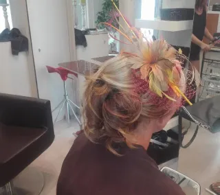 Tocado de fiesta rosa y amarillo
