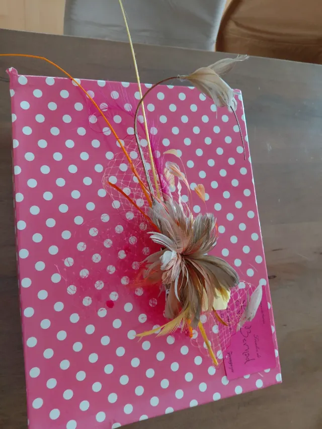 Tocado de fiesta rosa y amarillo