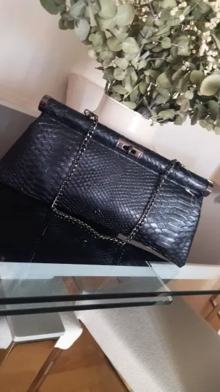Bolso de mano negro efecto piel serpiente