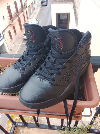 Zapas Nike Jordan Negras Talla 42,5.precio negocia