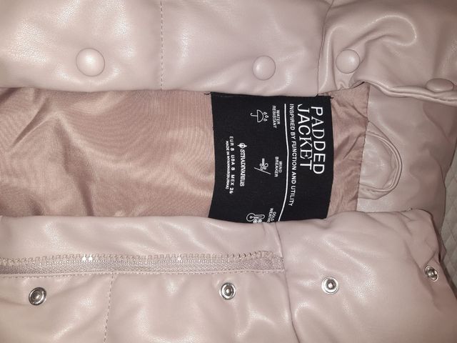 Chaqueta Stradivarius rosa efecto piel