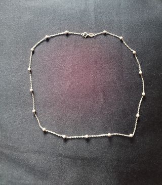 Cadena de plata con bolitas