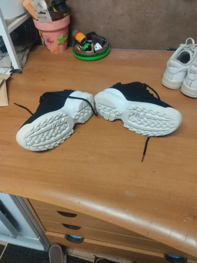 Zapatillas Fila Negras y Doradas Talla 35