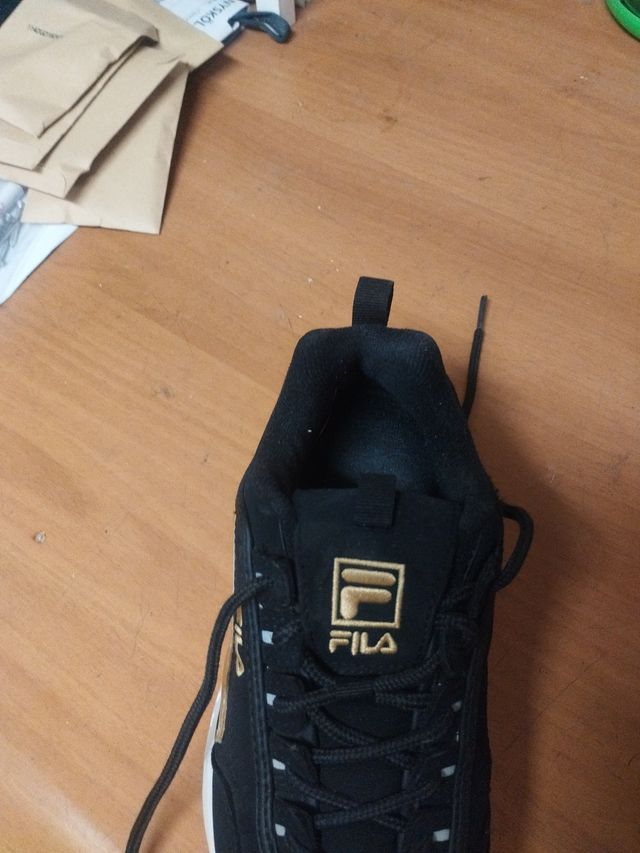 Zapatillas Fila Negras y Doradas Talla 35