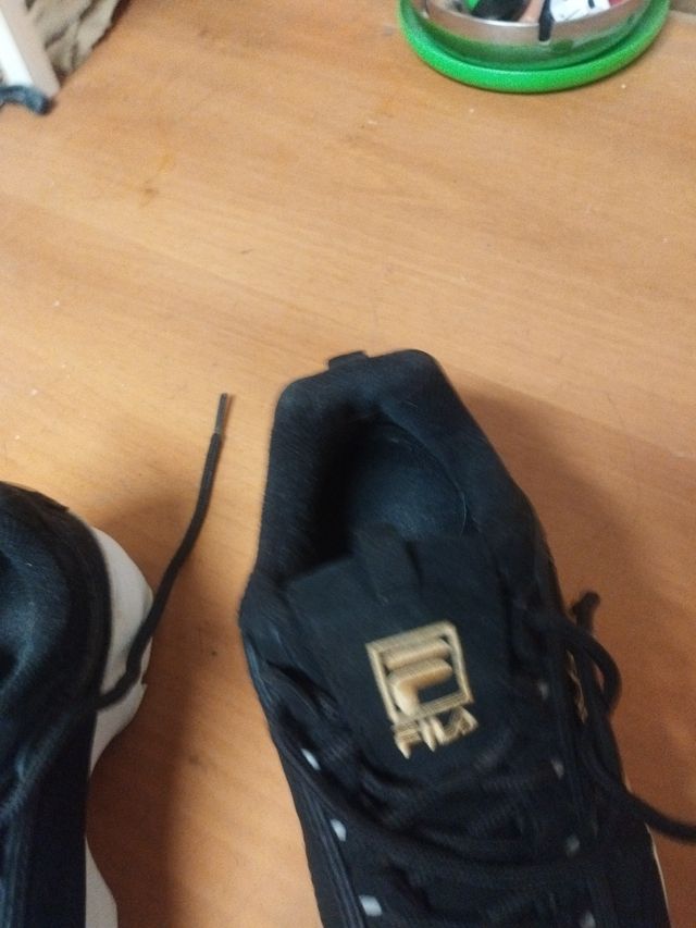 Zapatillas Fila Negras y Doradas Talla 35
