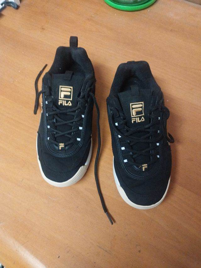 Zapatillas Fila Negras y Doradas Talla 35