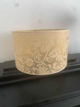 Pantalla de lámpara beige con estampado floral