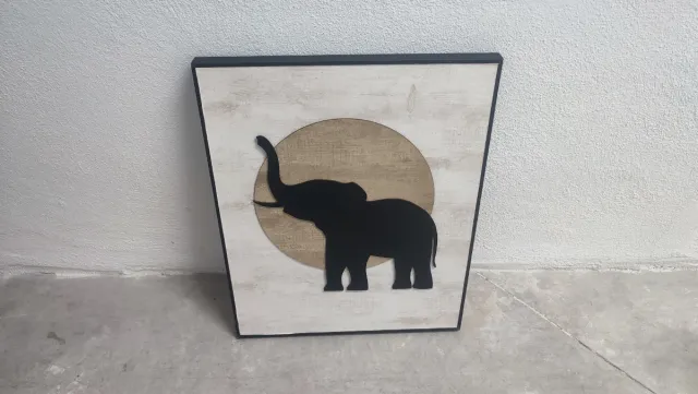 Cuadro relieve elefante y mujer africana