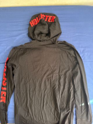 Sudadera Hollister Negra con Logo Rojo