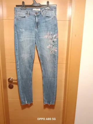 Pantalón vaquero con flores