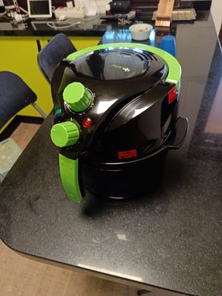 Freidora de aire negra y verde