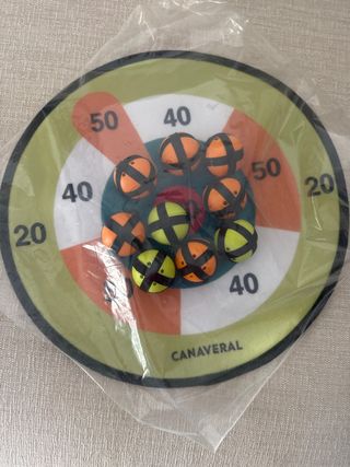 Diana de juego con pelotas