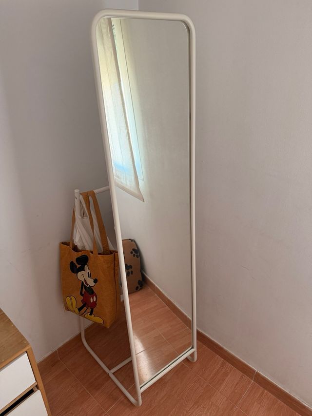 Espejo de pie blanco