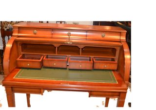 Escritorio Bureau con tapa enrollable y silla.