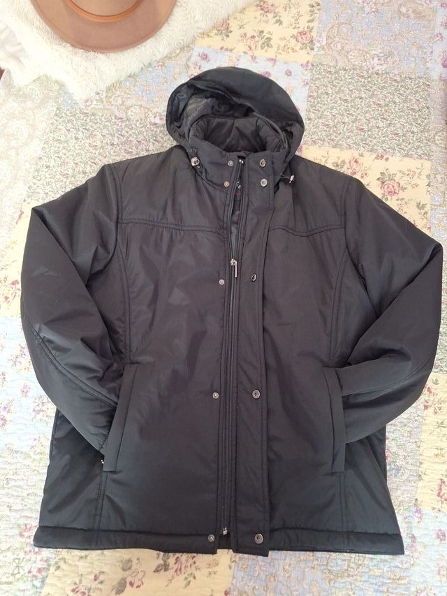 Chaqueta cazadora negra con capucha