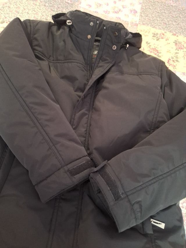 Chaqueta cazadora negra con capucha