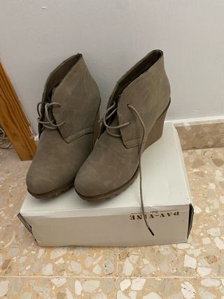 Botines beige/grises con cuña