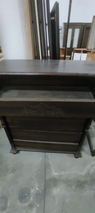 Cómoda barnizada nogal oscuro