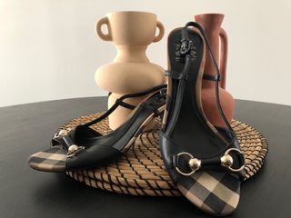 Sandalias Burberry Hebilla Dorada
