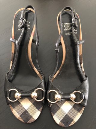 Sandalias Burberry Hebilla Dorada