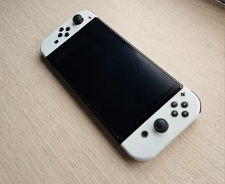 Nintendo Switch OLED bianco + 2 giochi + custodia