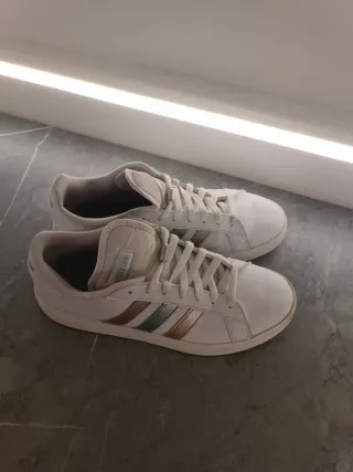 Deportivas Adidas Blancas y Doradas