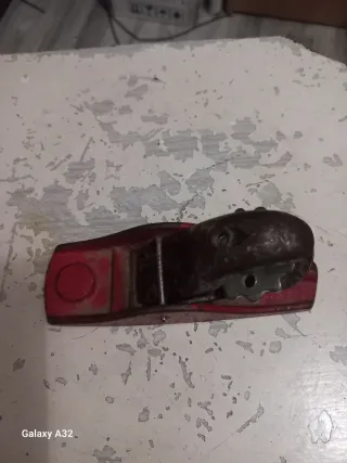 Cepillo carpintería rojo