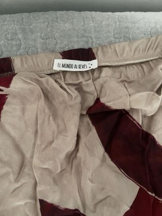 Falda larga estampada beige y roja