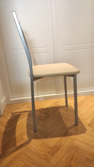 Sillas de cocina beige y plateadas