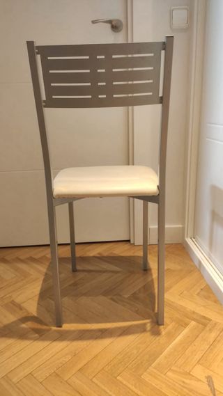 Sillas de cocina beige y plateadas