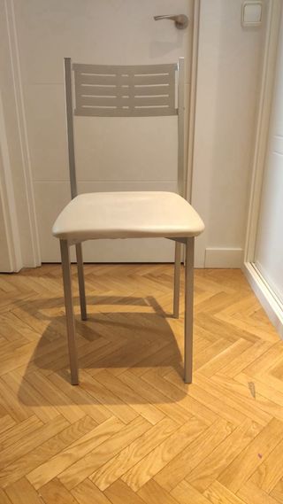 Sillas de cocina beige y plateadas