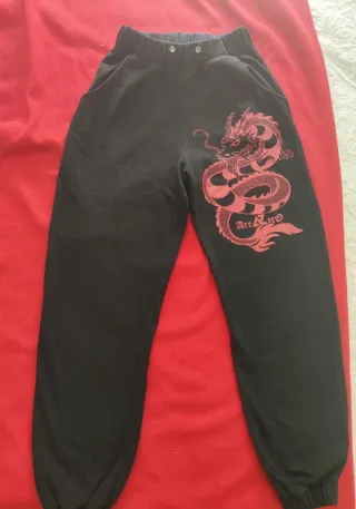 Chándal negro con dragón rojo