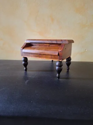 Caja de música piano cola
