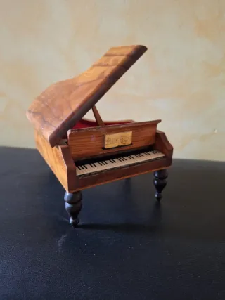 Caja de música piano cola