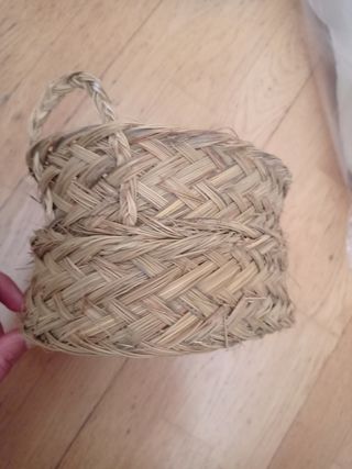 Cesta de mimbre artesanal con asas