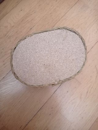 Cesta de mimbre artesanal con asas