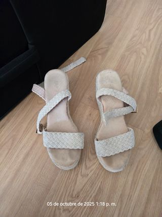 Sandalias cuña beige trenzadas