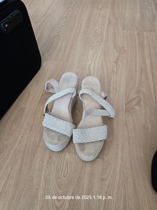 Sandalias cuña beige trenzadas