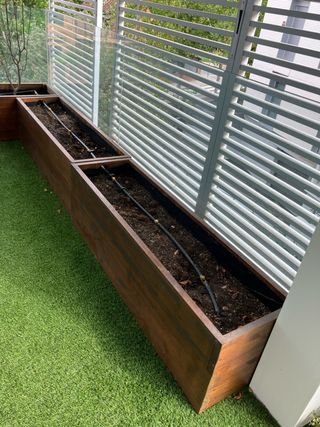Jardinera de madera con ruedas