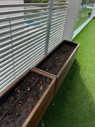 Jardinera de madera con ruedas