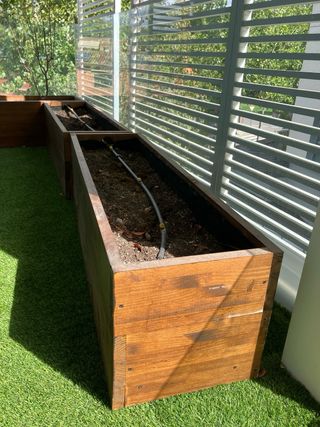 Jardinera de madera con ruedas