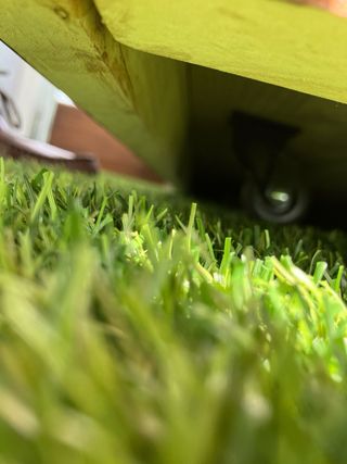 Jardinera de madera con ruedas