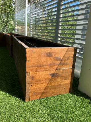 Jardinera de madera con ruedas