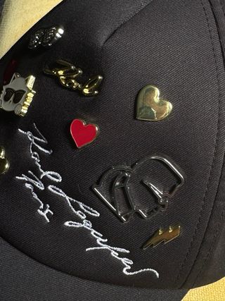 Gorra Karl Lagerfeld con Pins Exclusivos